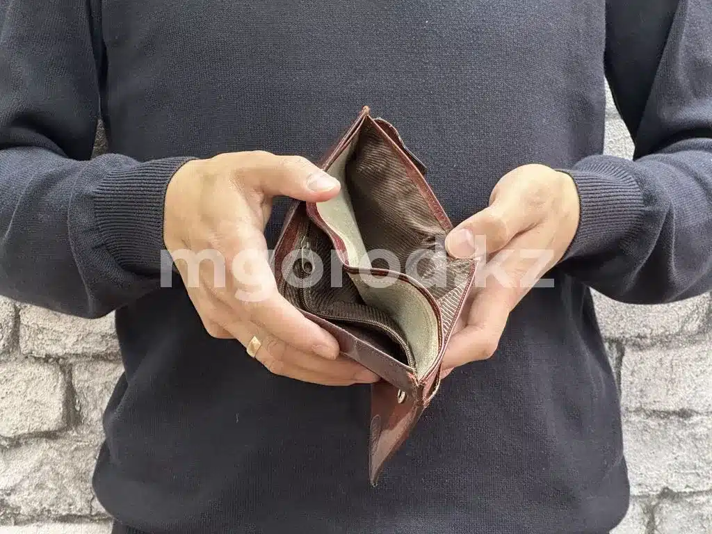 Молодому - 19, пожилому - 76 лет: составлен портрет обанкротившегося казахстанца