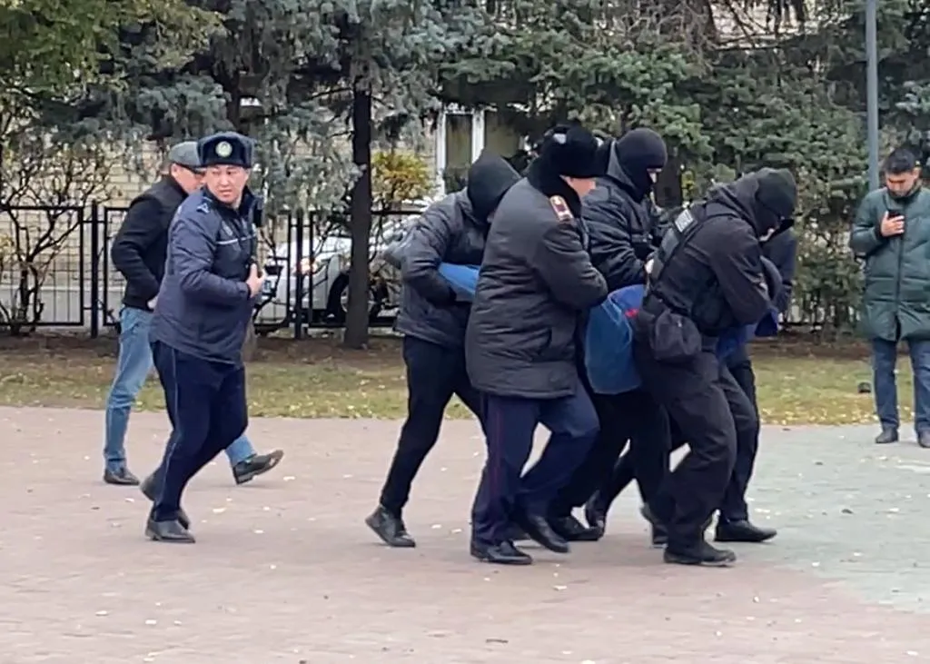 Активиста задержали на площади в Уральске