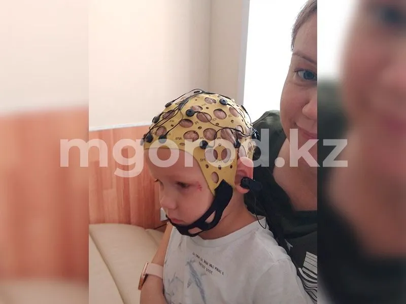 «Появились результаты»: ребёнку из Уральска не хватает денег на реабилитацию