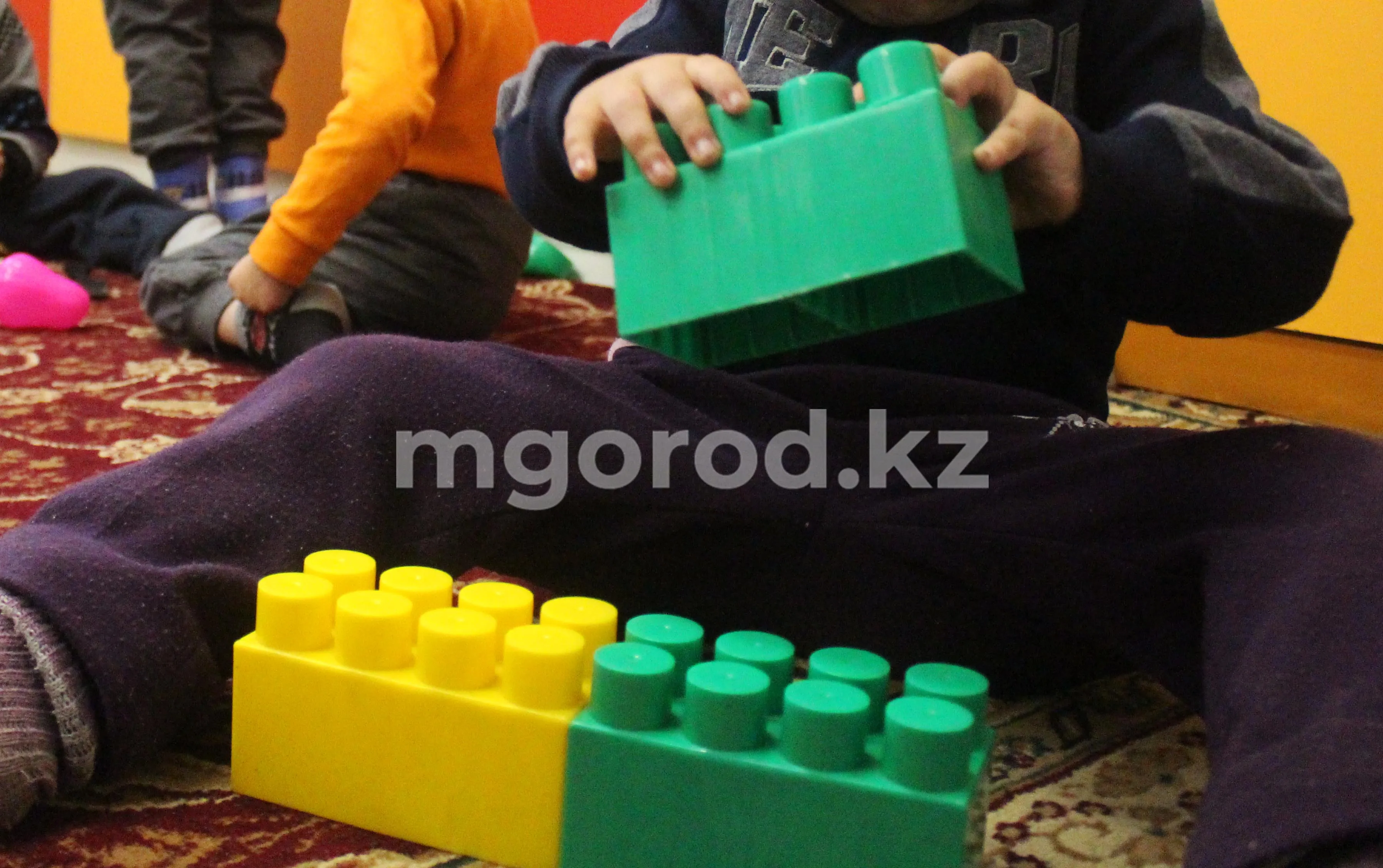 Троих детей временно забрали из семьи в Уральске после поста в Instagram