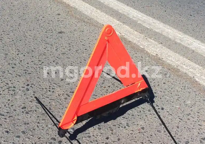 Скорая въехала в припаркованное авто в Талдыкоргане