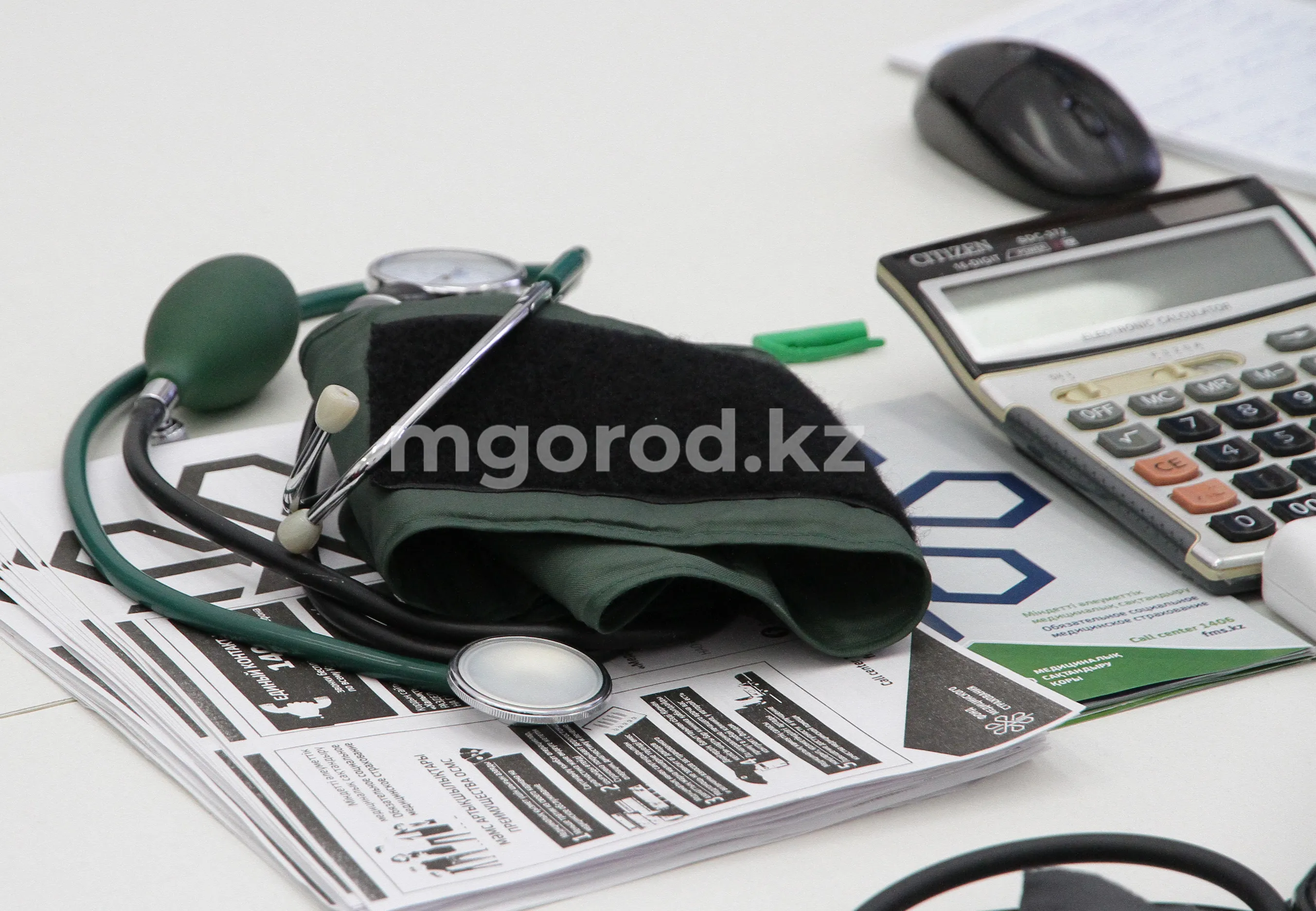 Незастрахованным в ОСМС казахстанцам могут перестать выдавать медсправки