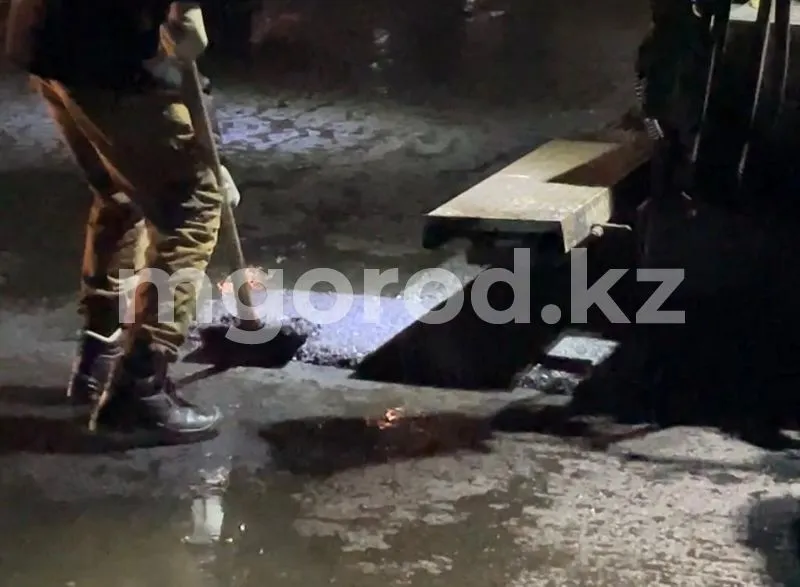 Проект за 534 млн тенге: асфальт укладывали под дождём в Уральске