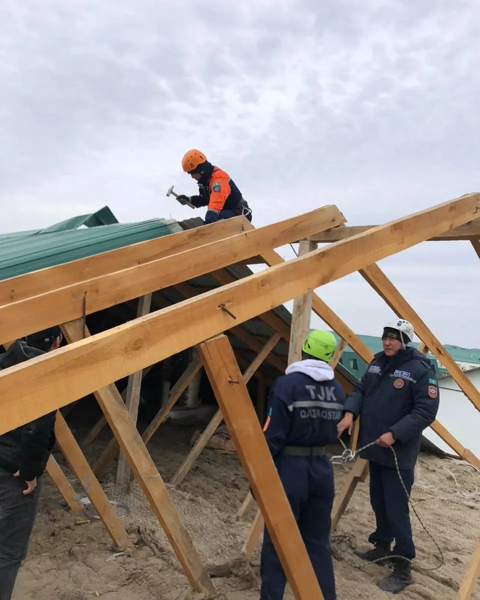 Шквальный ветер сорвал крыши и обшивки зданий в Атырау