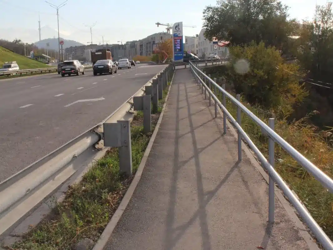 Тротуар обустроили вдоль ВОАД в Алматы