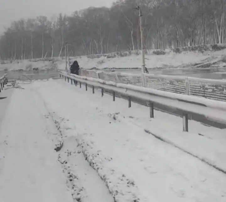 Часть понтонного моста сорвал ледоход в ЗКО