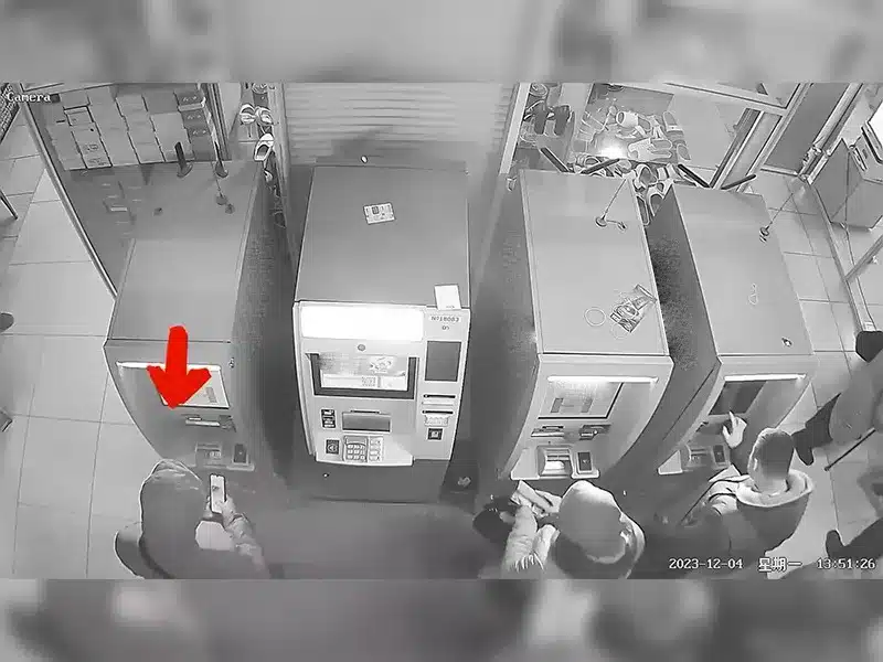 Был в маске и суетился: мошенника с поличным поймал полицейский ЗКО