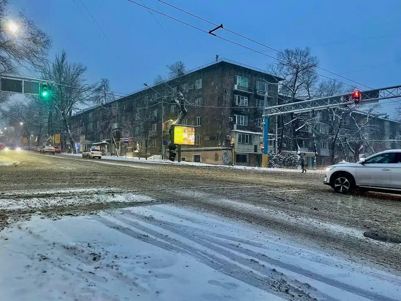 Снегопад в Алматы: 33 ДТП произошло за ночь