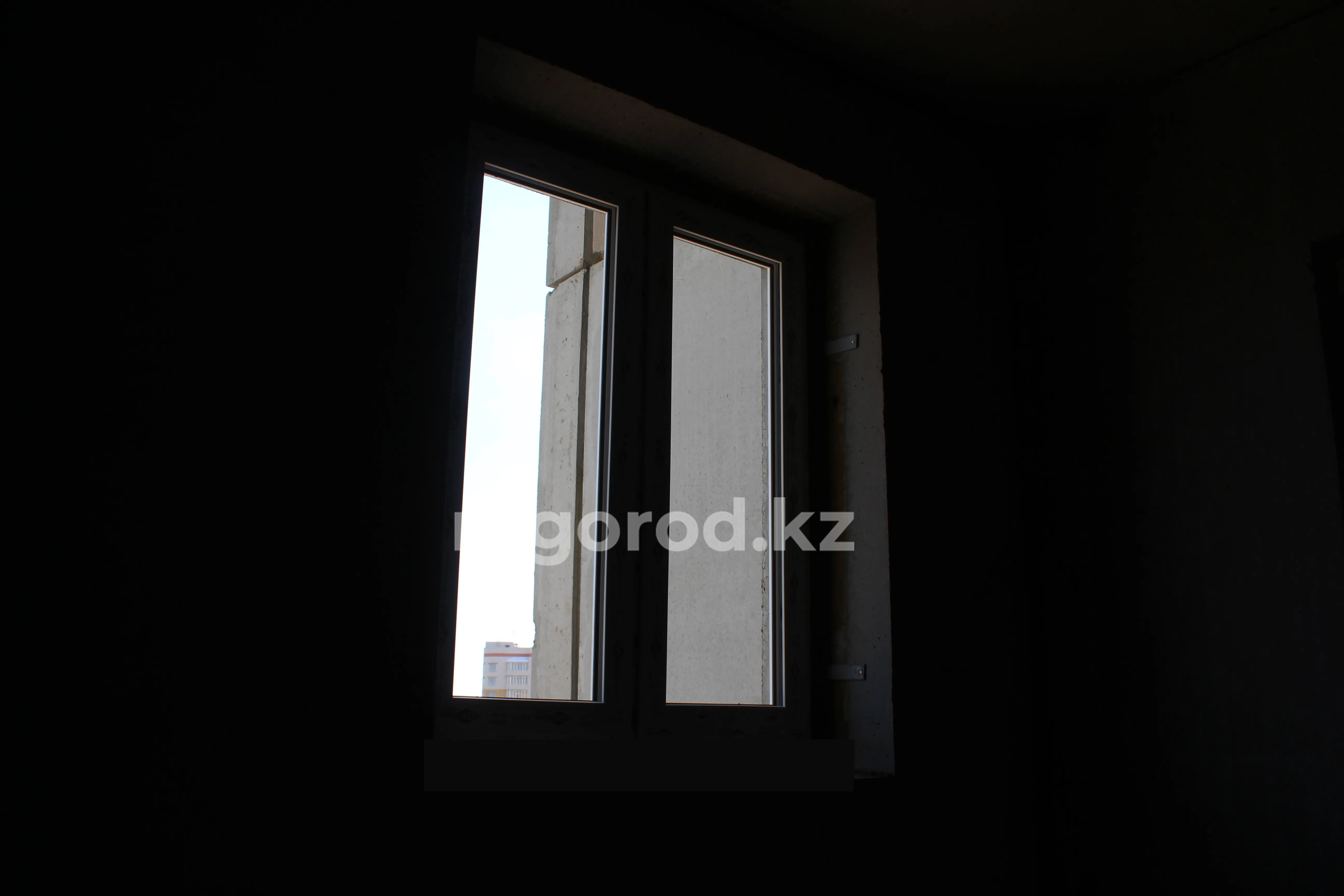 Подросток выпал из окна многоэтажки в Уральске