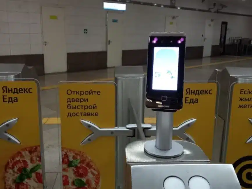 Оплату с помощью лица запустили в метро Алматы