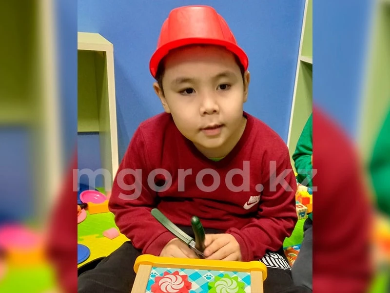 Мальчику с аутизмом из Уральска не хватает денег на лечение