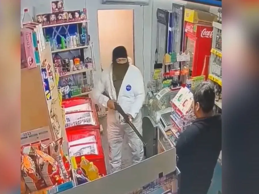 В ЗКО мужчина угрожал ружьём супруге и 20-летнему сыну