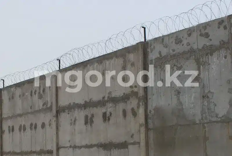 Деньги пытались передать заключенному в Уральске