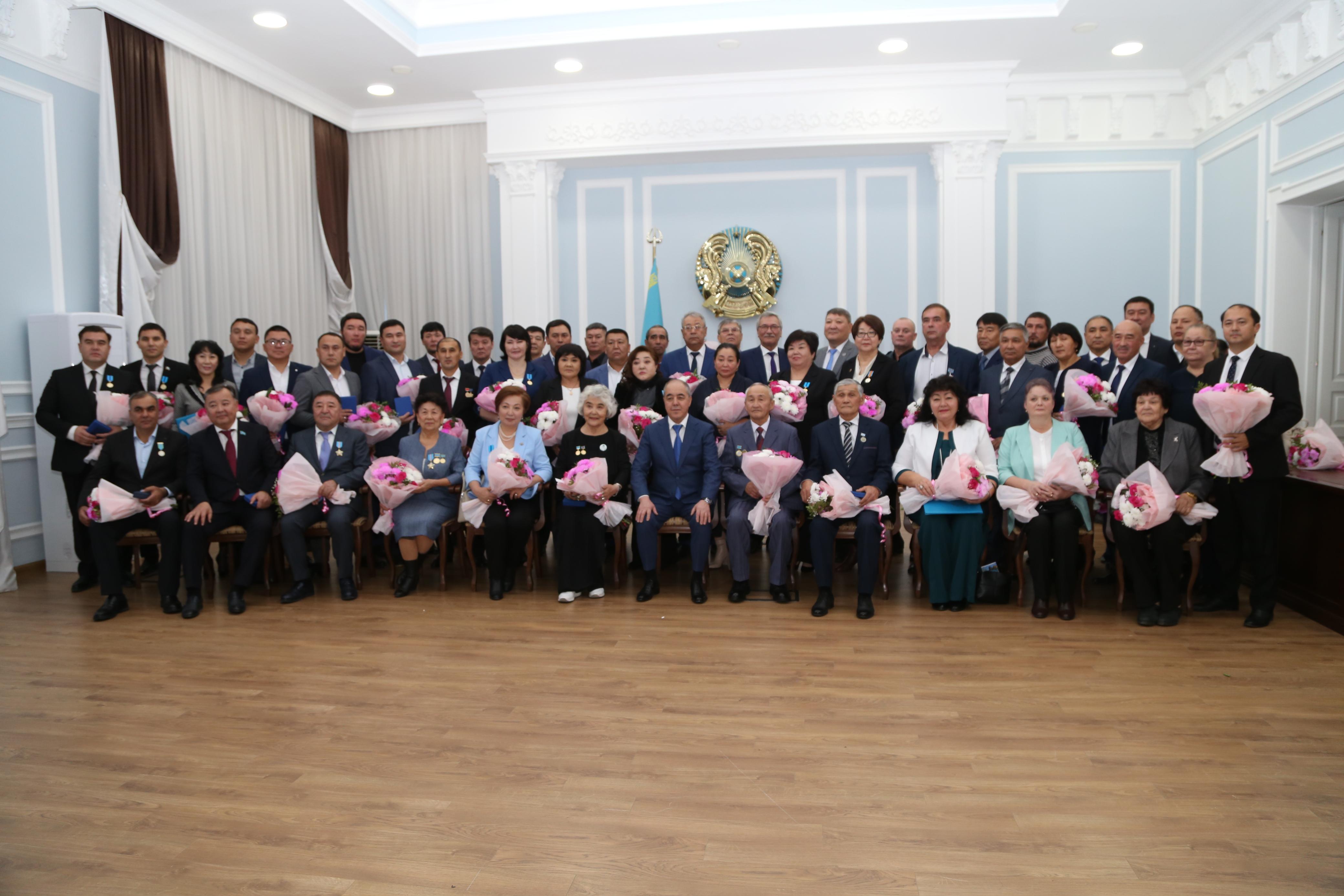 Врачи, учителя и актеры ЗКО получили государственные награды