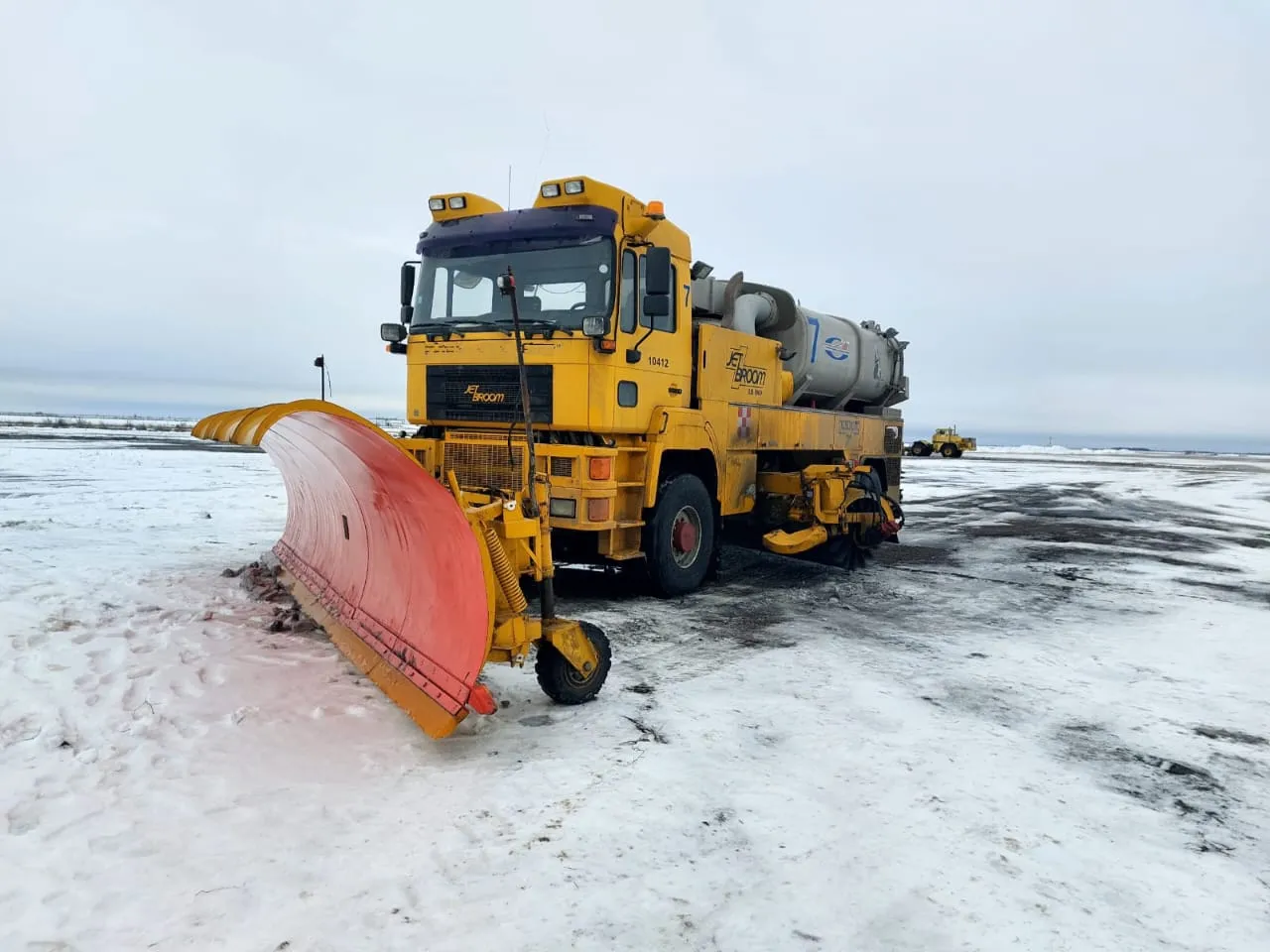 Новую снегоуборочную технику приобрел аэропорт Уральска