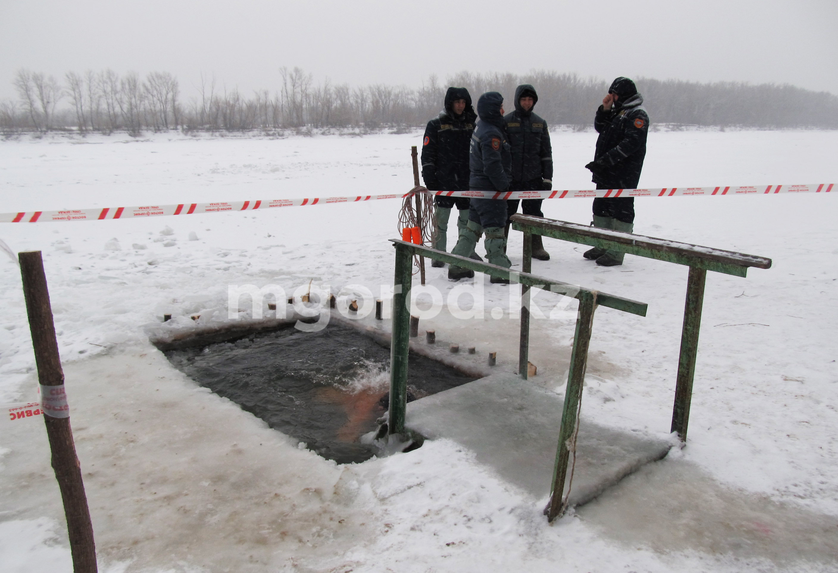 Как безопасно искупаться в проруби: советы санврачей