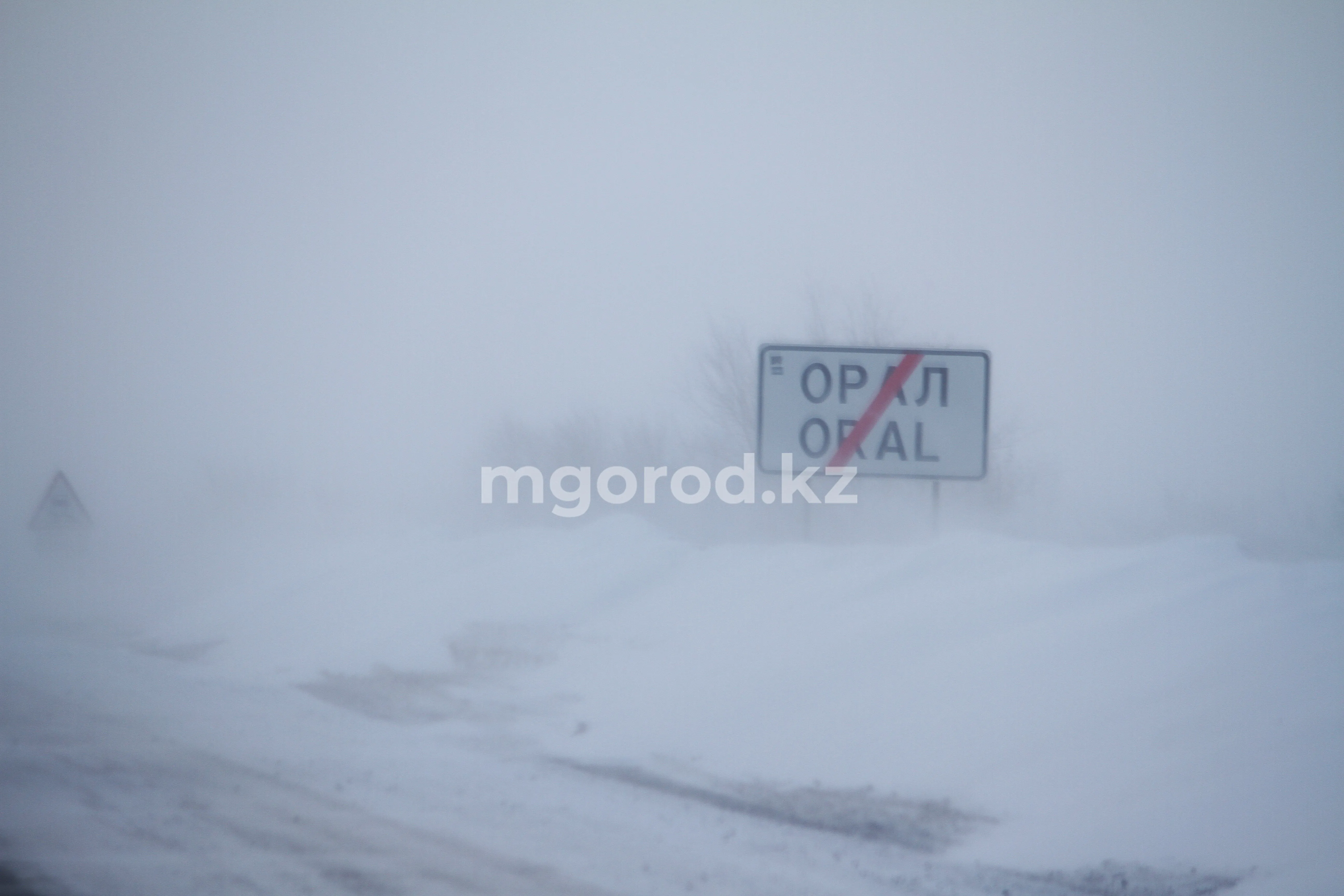 В ЗКО из-за бурана закрыли автодорогу