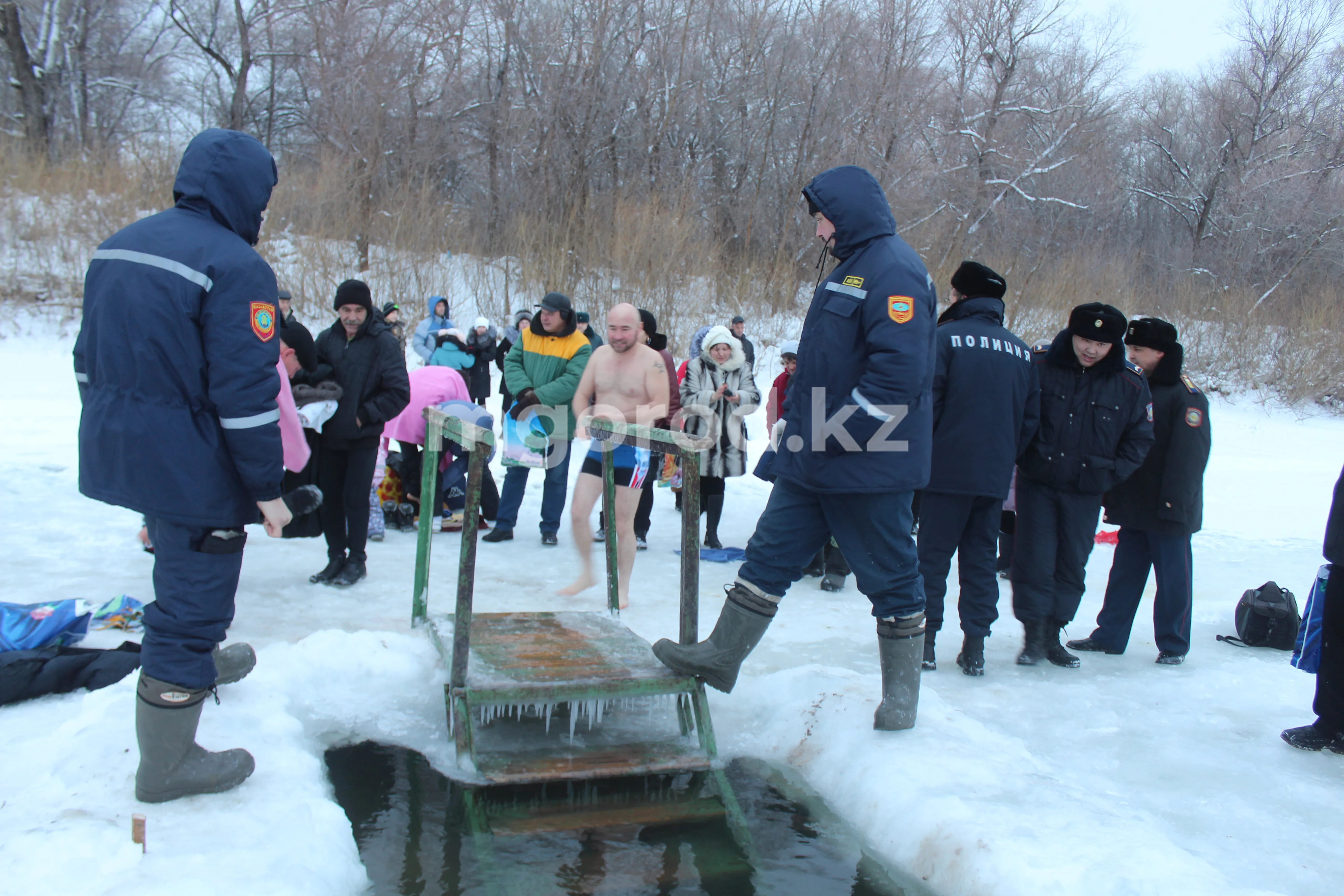 160 спасателей будут дежурить во время купаний на Крещение в ЗКО