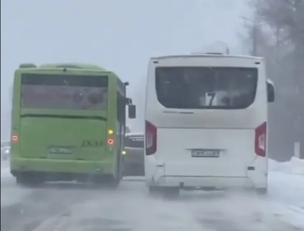 Водителей двух пассажирских автобусов наказали за гонки в Уральске