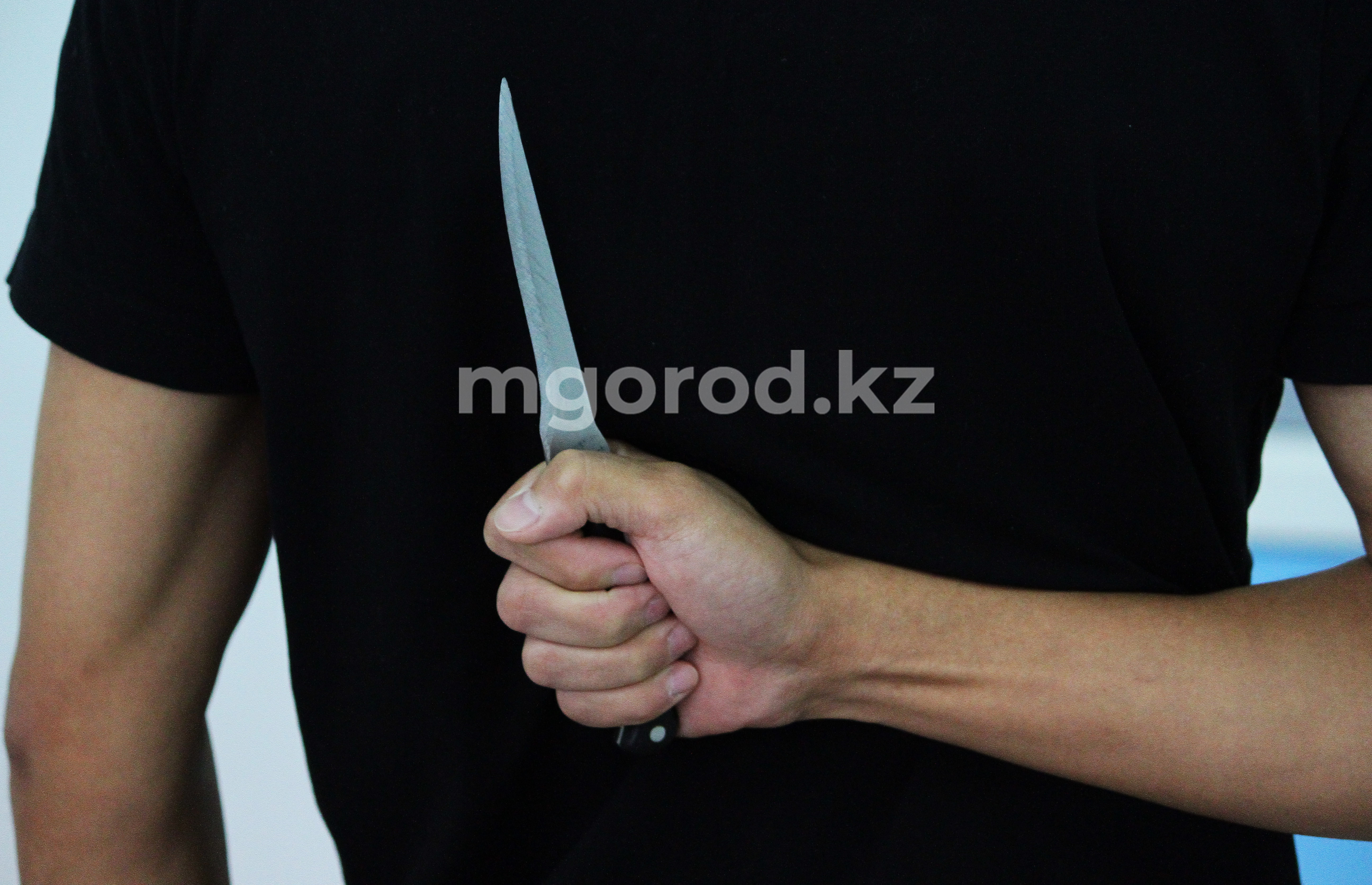 Избил и ранил ножом: подозреваемого в ранении девушки ищет полиция Аксая