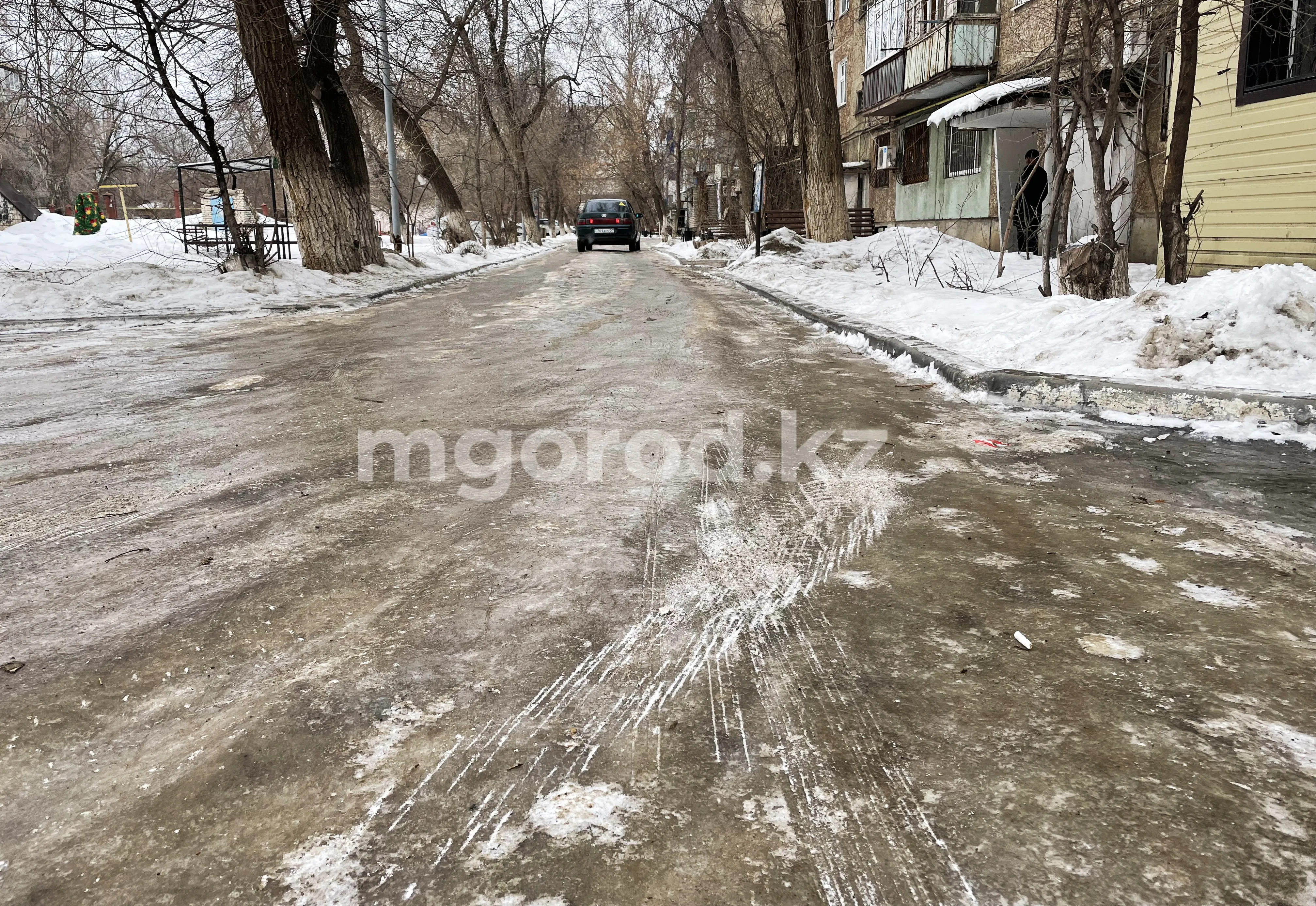 Уральцы жалуются на гололёд во дворах многоэтажек