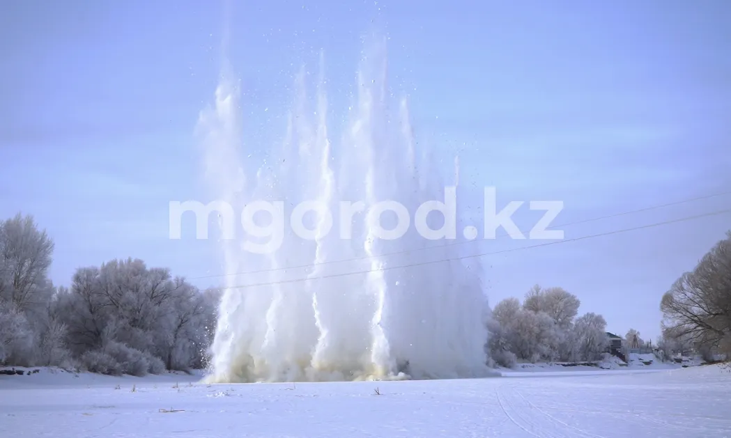 На водоёмах ЗКО начали взрывать лёд