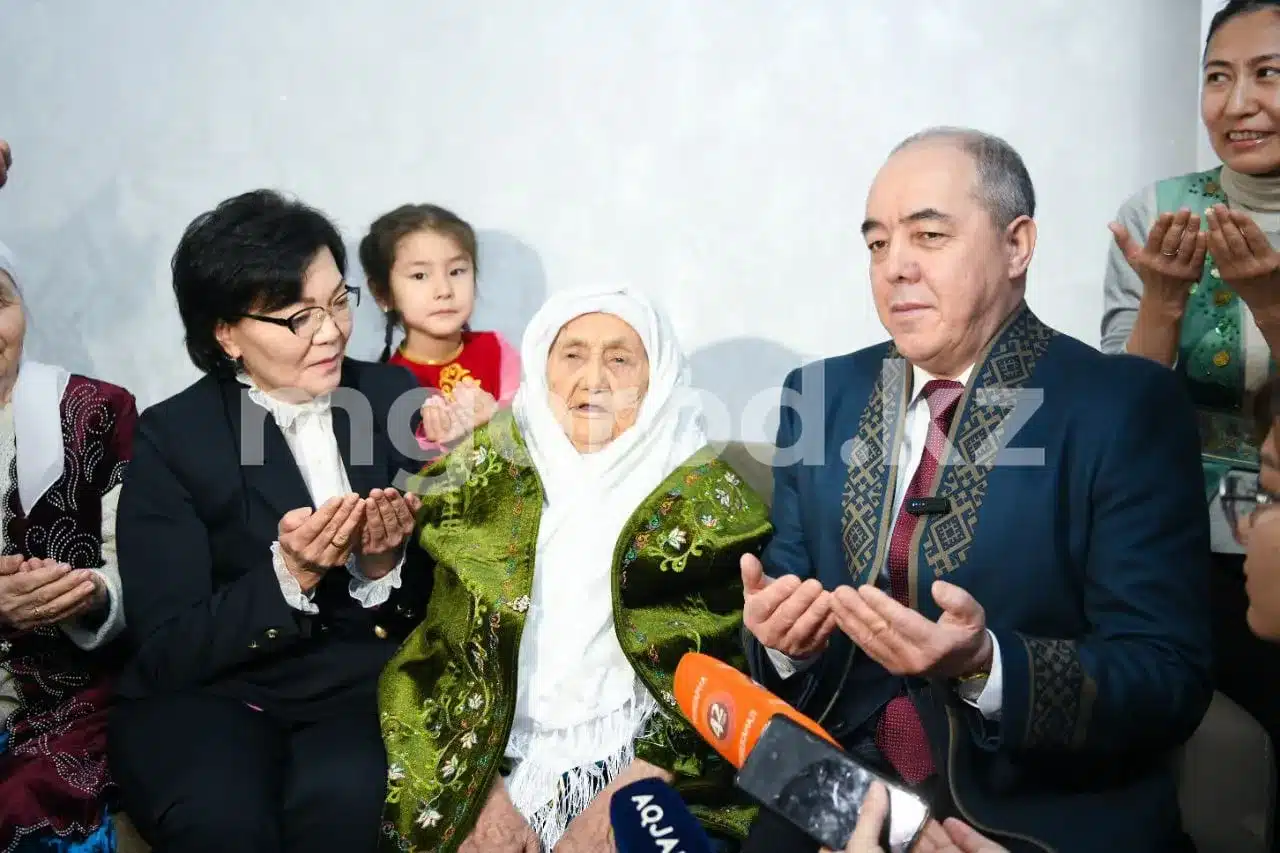 Аким ЗКО посетил 100-летнюю жительницу Уральска