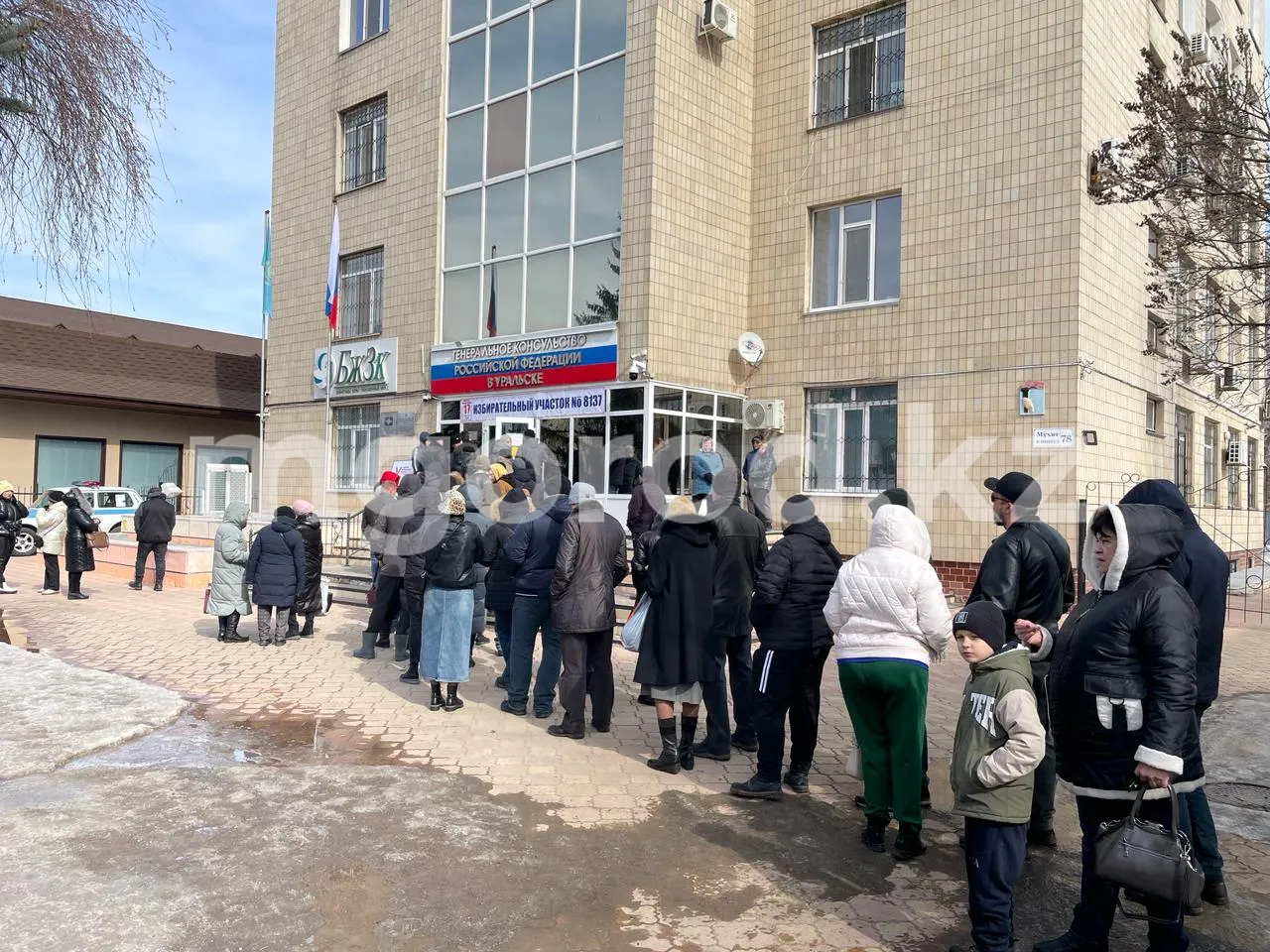 Очередь образовалась у российского консульства в Уральске