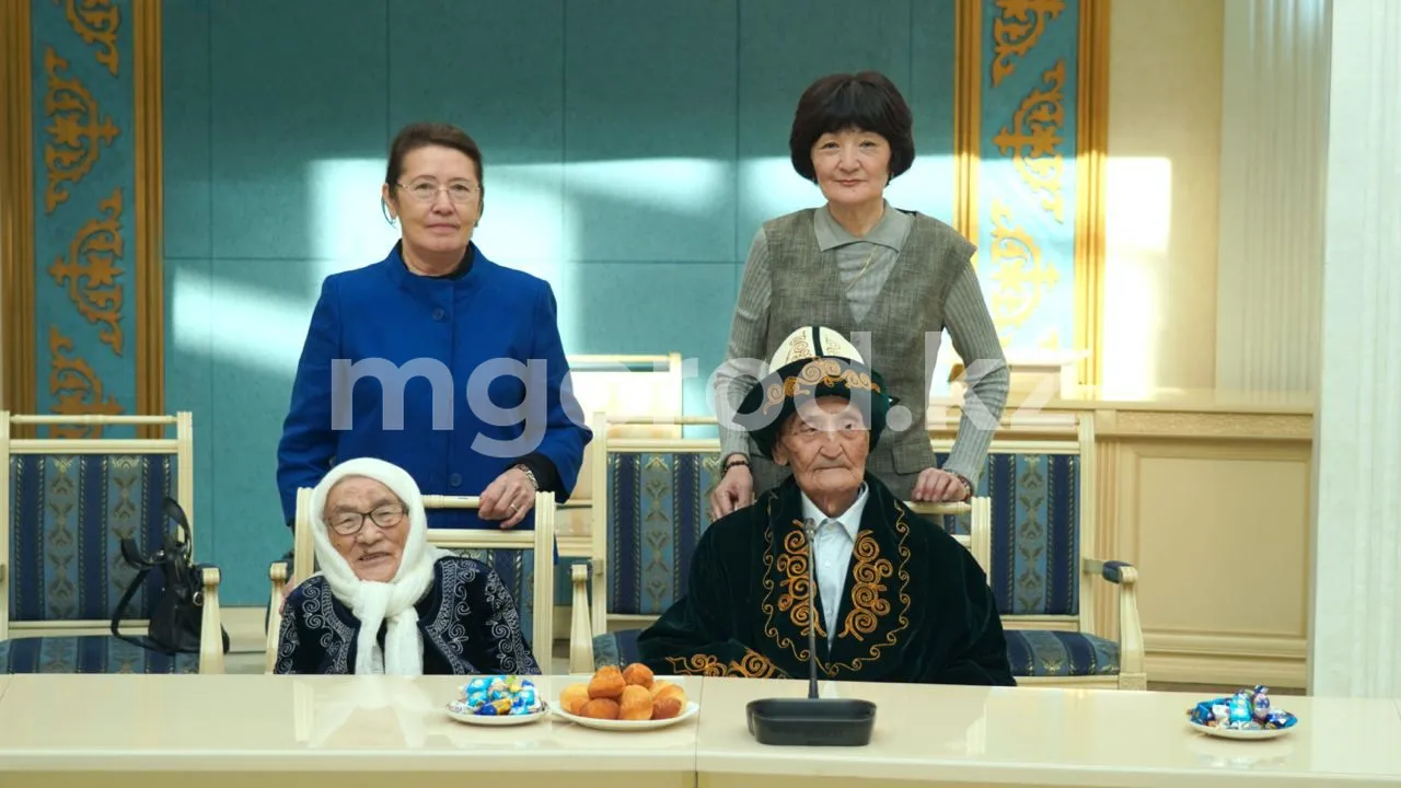 Аким ЗКО поздравил супружескую пару с 69-летием совместной жизни