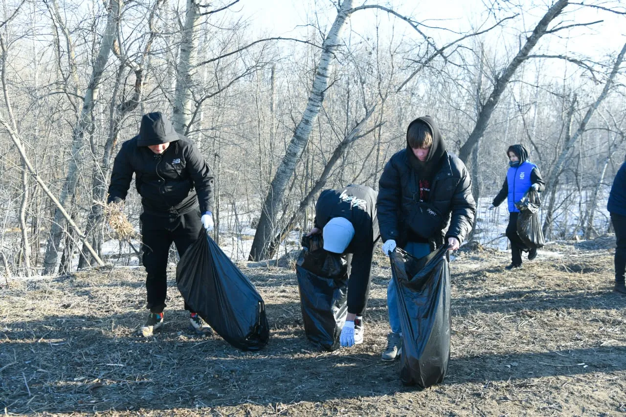 Более 350 человек вышли на очистку Уральска от мусора