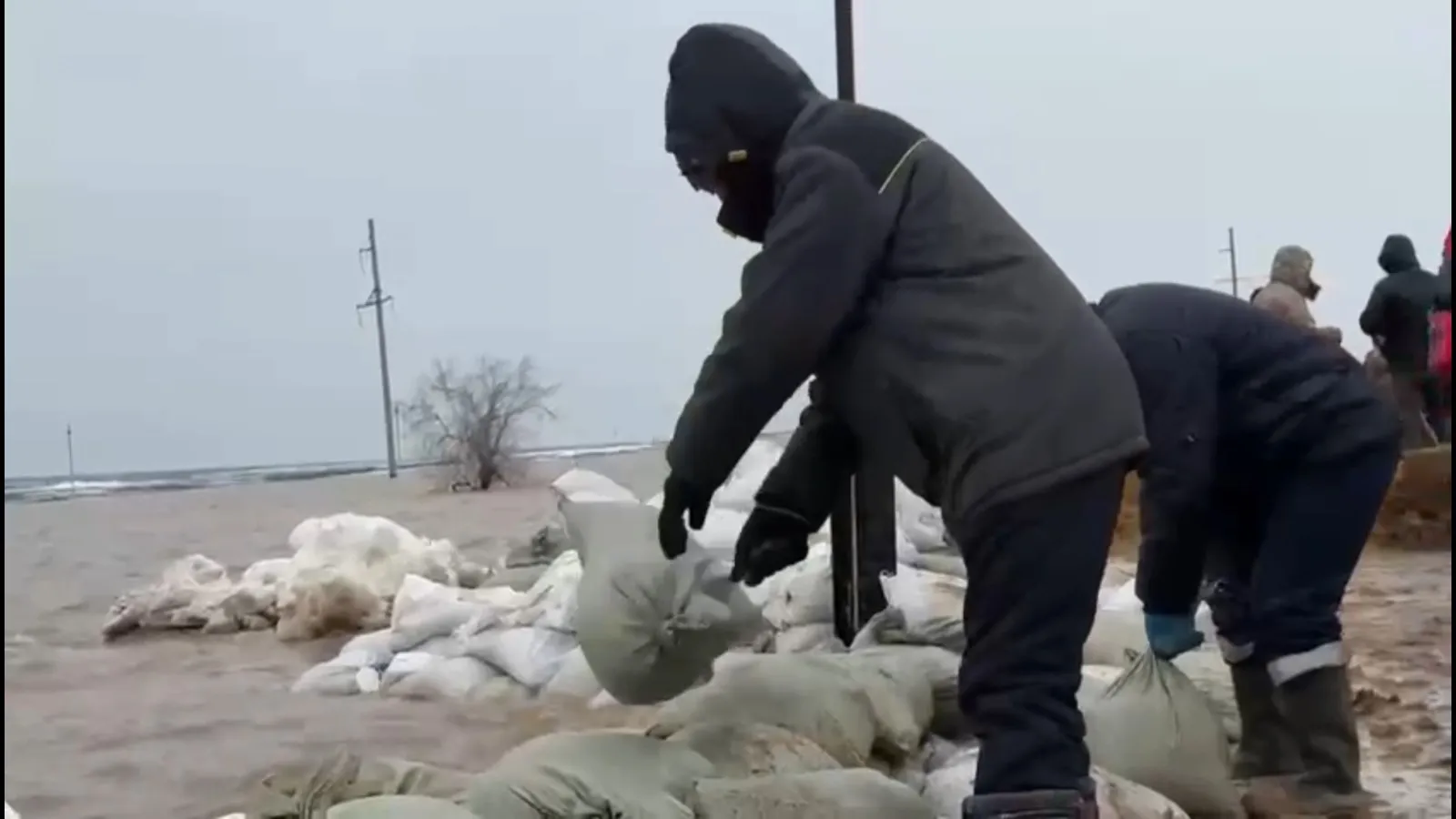 Паводок в Актюбинской области: сельчан эвакуируют, на помощь едут спасатели из других регионов