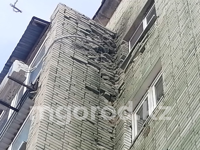 Кирпичи падают с многоэтажки в Уральске