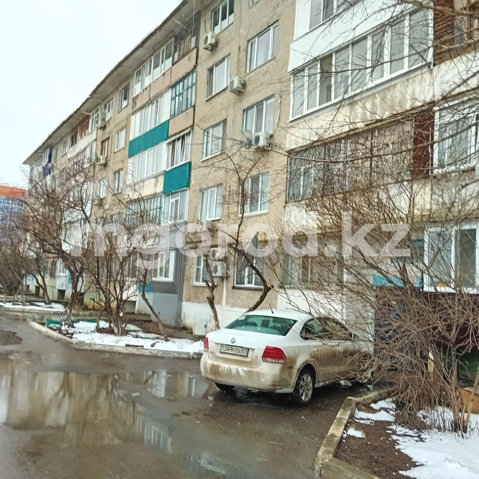 Жильцы пятиэтажки в Уральске третий день сидят без электричества