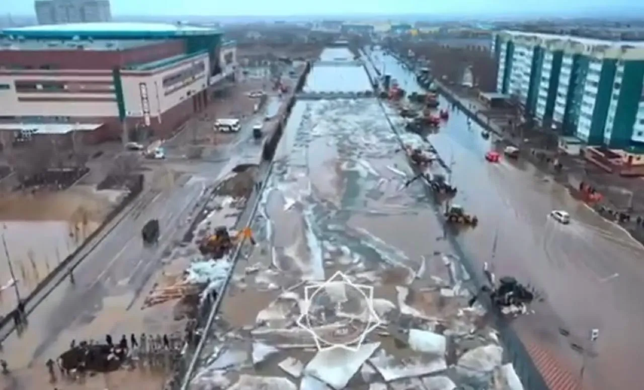 В Актобе повысилась река Саздинка и вода залила дорогу