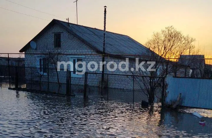 Вода пришла так быстро: жуткие кадры из затопленного села в ЗКО