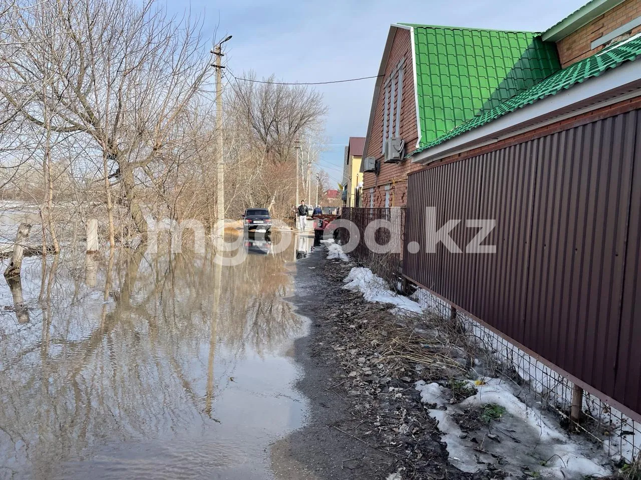 Дачники Уральска просят защитить их дома от мародеров