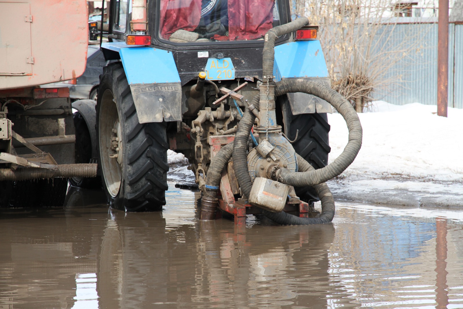 38 тысяч кубометров талой воды выкачали за сутки в Бурлинском районе