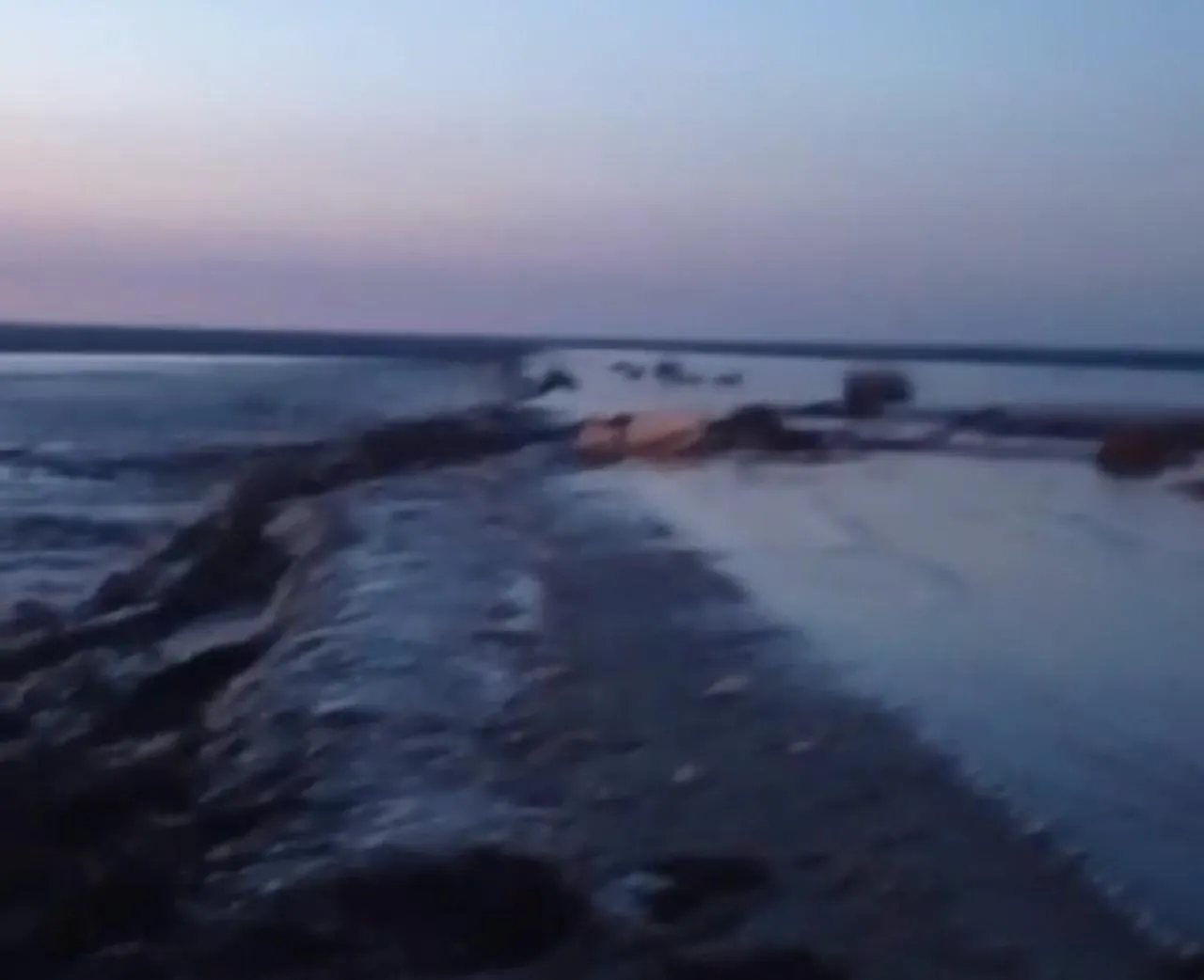 Дамбу прорвало в Оренбургской области