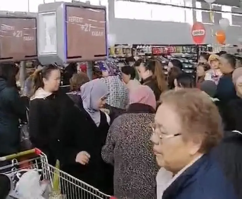 Жители Атырау скупают в магазинах надувные лодки и сапоги