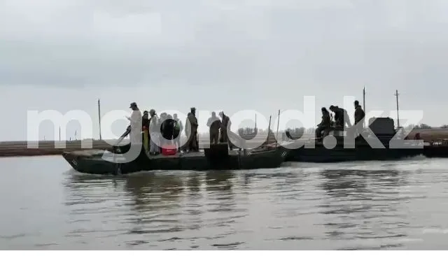 В Актюбинской области для переправы через реку Уил запустили военный понтон