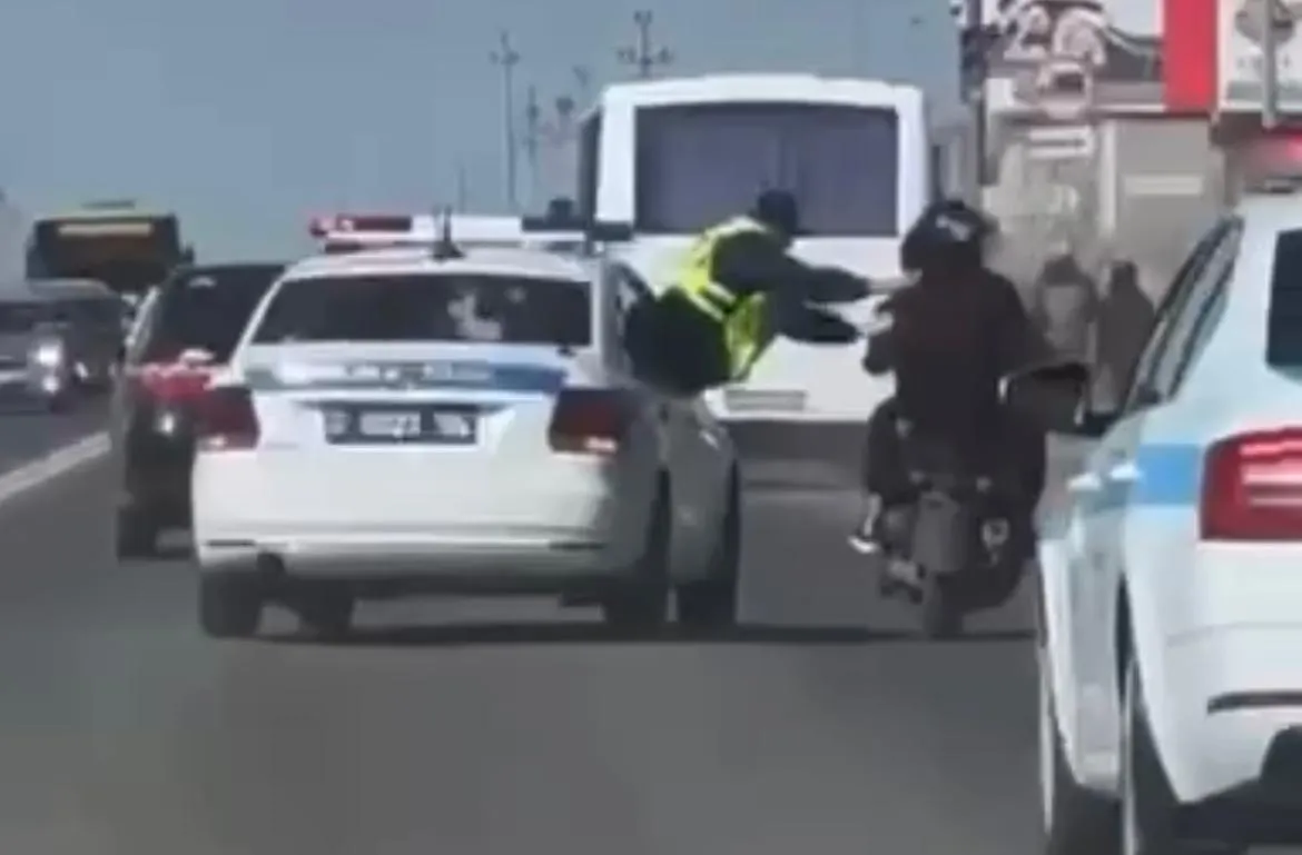 Полицейские на ходу сбили мопедиста в Атырау