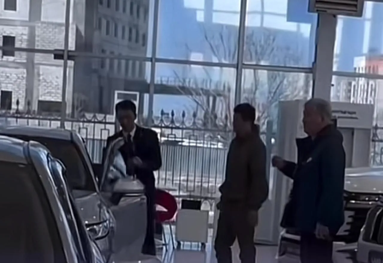 В Атырау блогер извинился за видео с чиновником в автосалоне