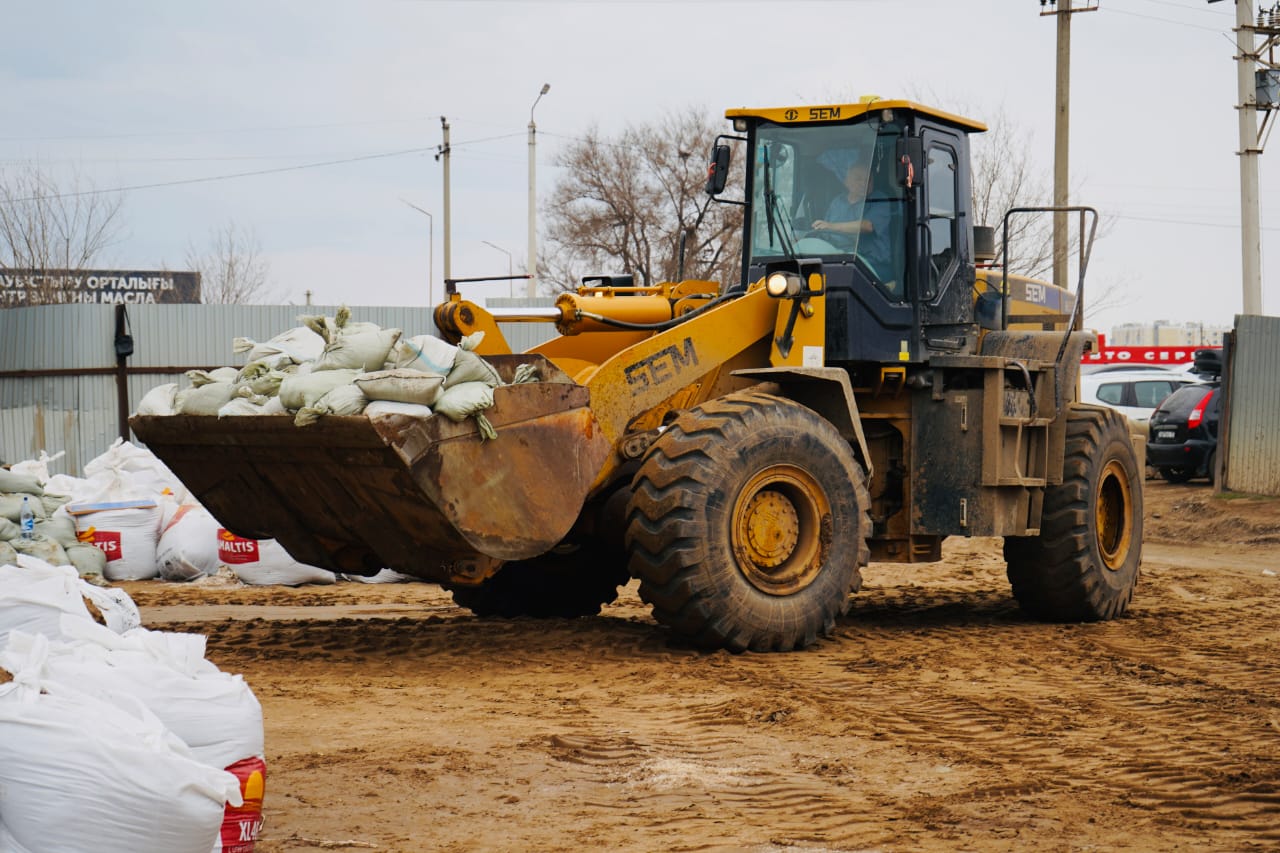 200 сотрудников ТОО «Жайык таза кала» участвуют в противопаводковых работах