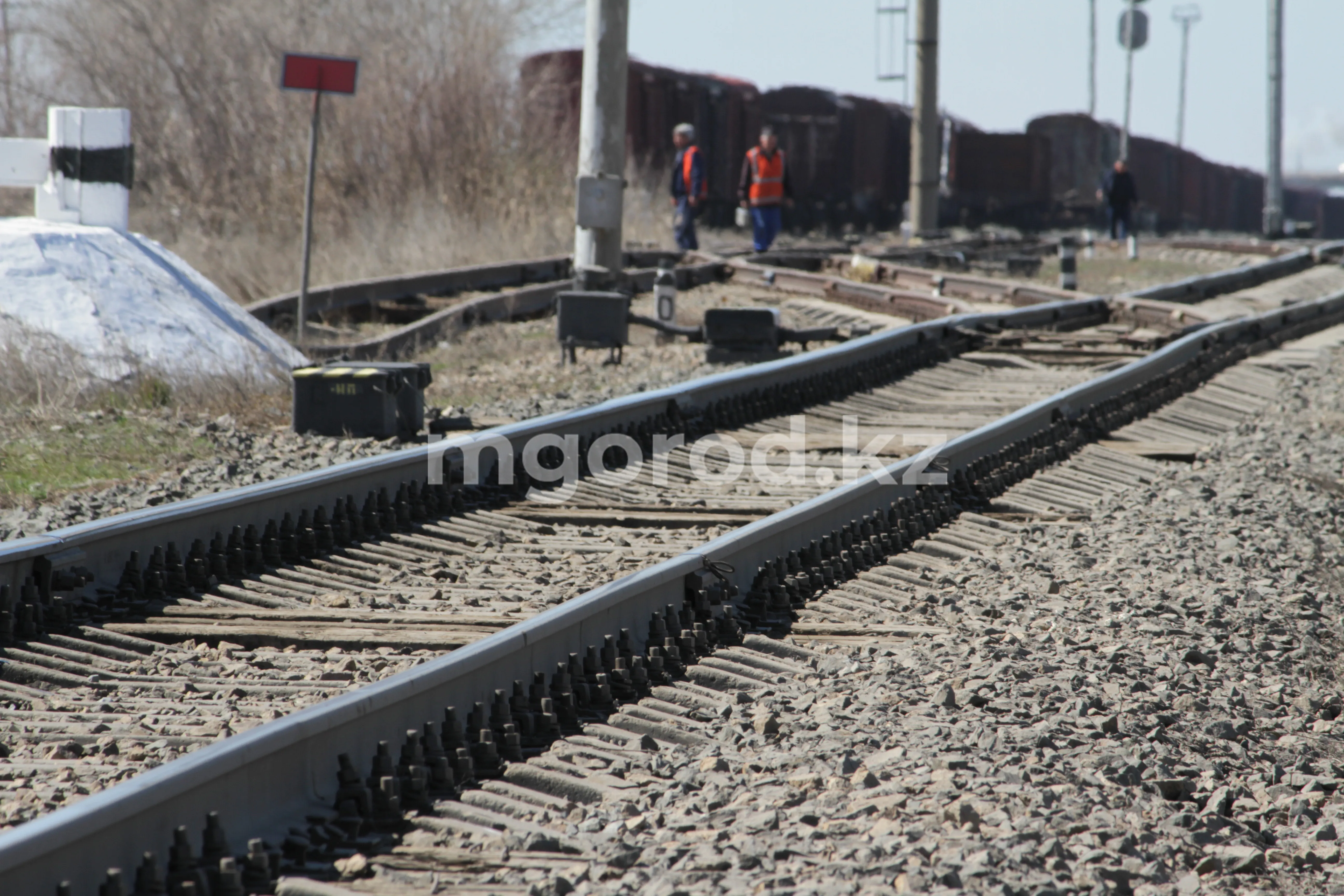 Казахстанцев штрафуют за переход железнодорожных путей в запрещенных местах