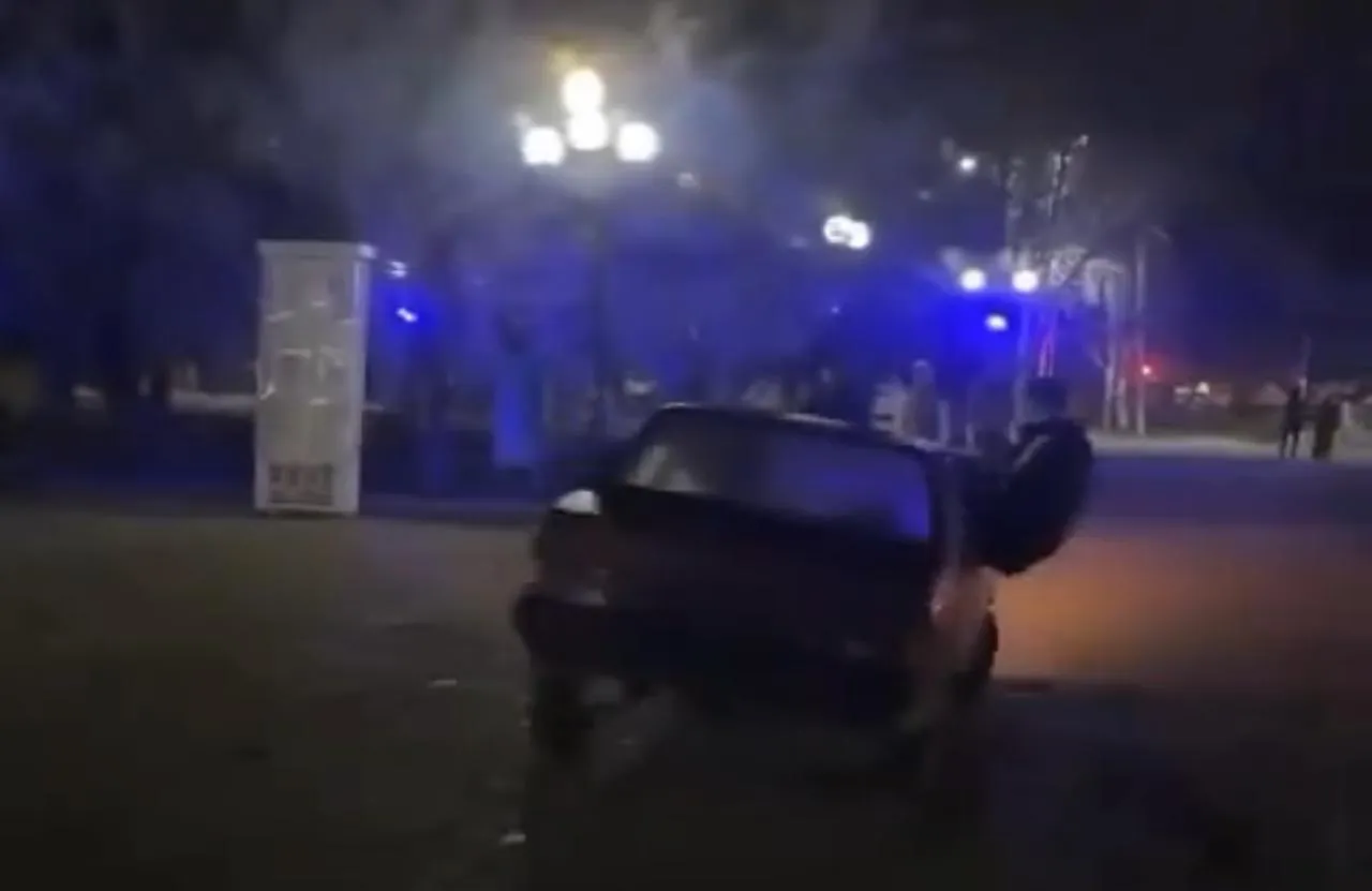 Молодежь разъезжала на машине по площади Уральска