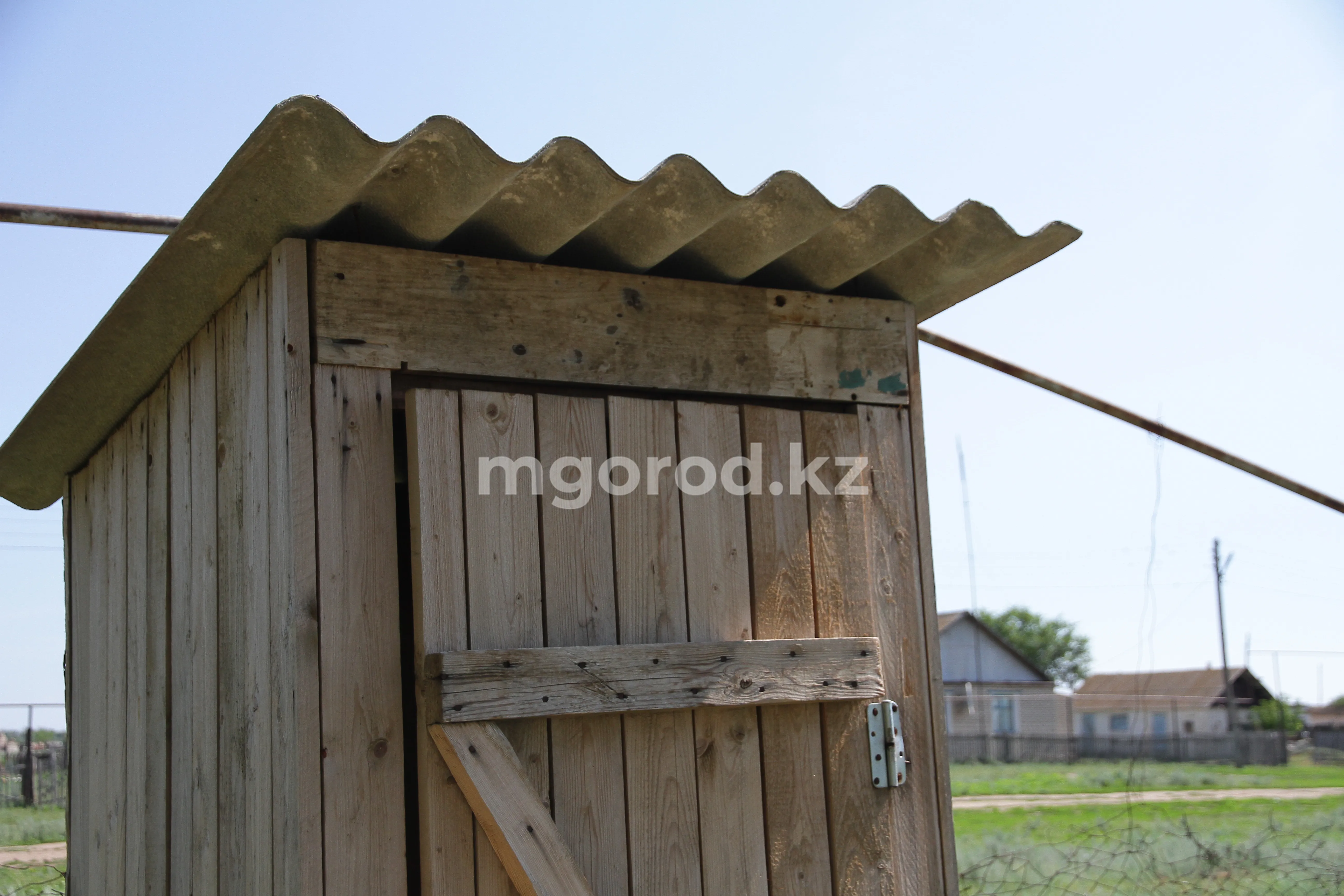 Годовалая девочка упала в выгребную яму туалета в ЗКО