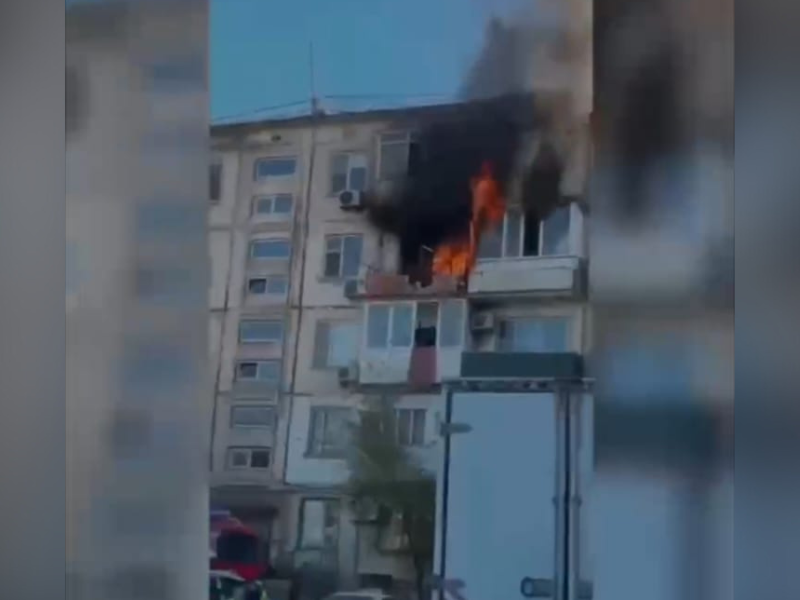 60 человек эвакуировали из горящего дома в Атырау