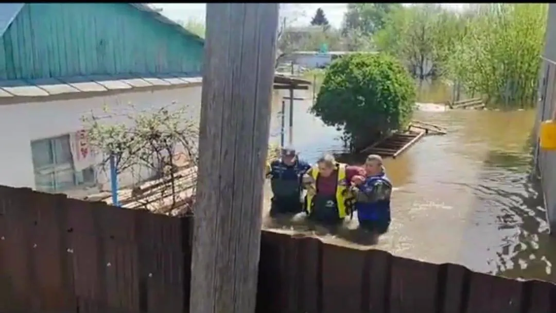 Несколько дней мужчина провёл в затопленном дачном домике в Уральске