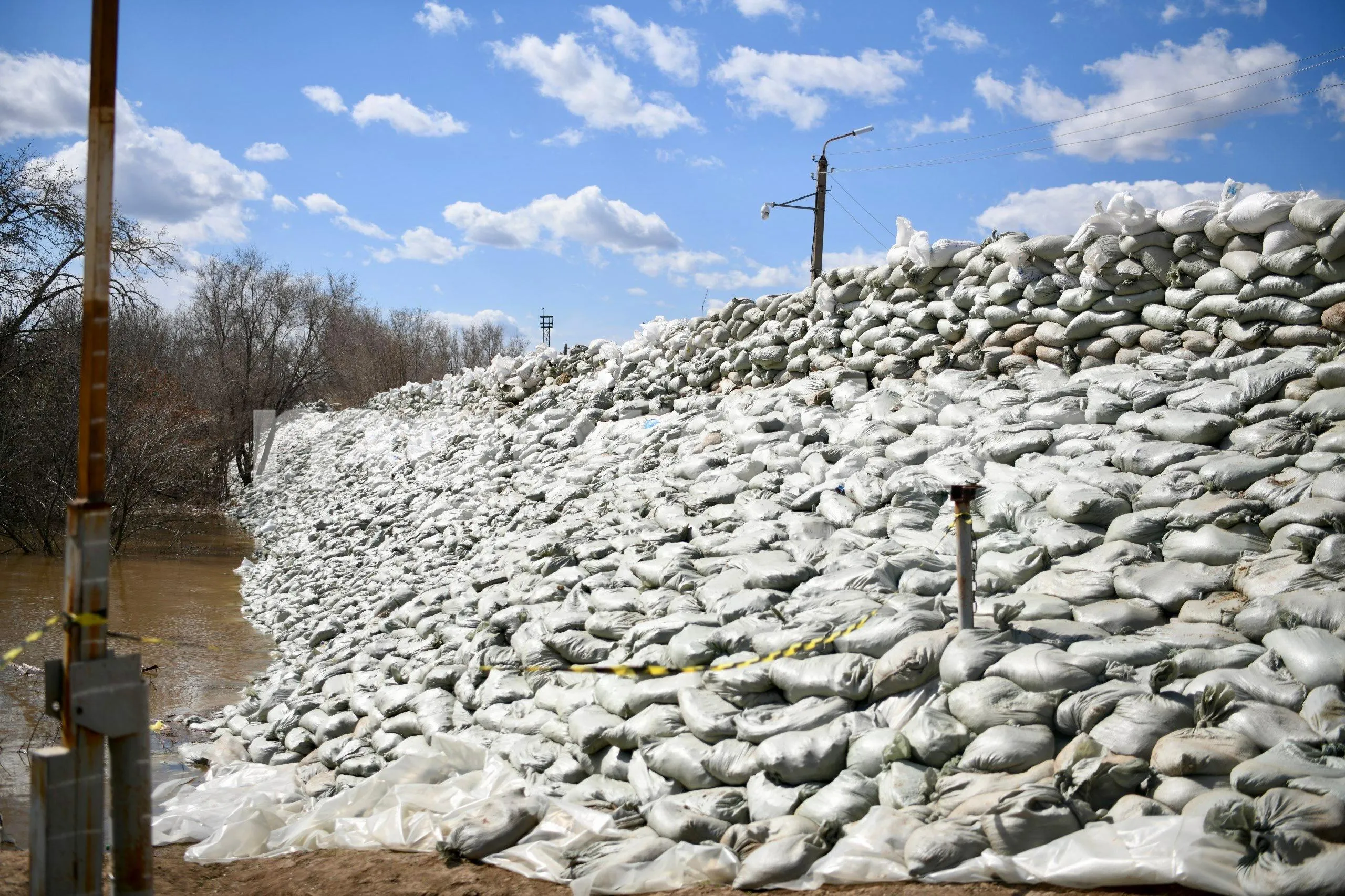 В Бурлинском районе возвели дамбы протяженностью 9,5 км
