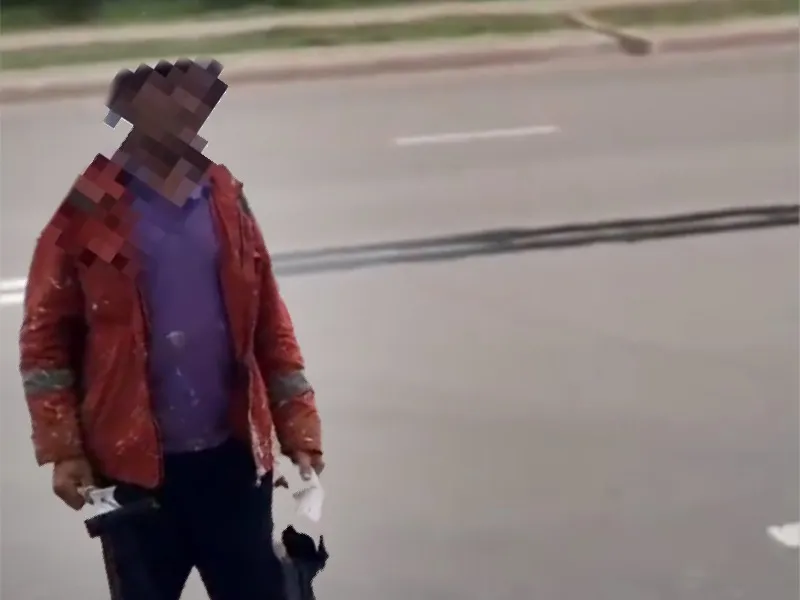 Житель Уральска самостоятельно закрасил двойную сплошную линию на проезжей части